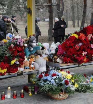 Мер Дніпра разом з рятувальниками, поліцейськими та військовими вшанував пам’ять загиблих у будинку на Перемозі