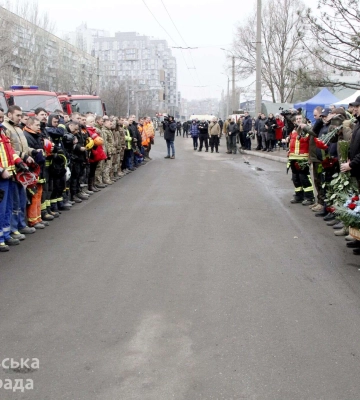 Мер Дніпра разом з рятувальниками, поліцейськими та військовими вшанував пам’ять загиблих у будинку на Перемозі