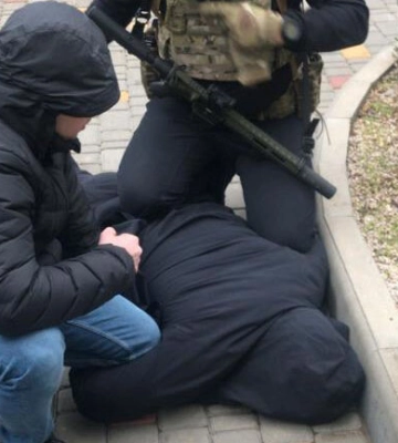 В Одессе во время задержания за коррупцию мужчина выпрыгнул от силовиков в окно – прокуратура