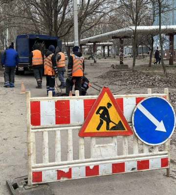 У Дніпрі комунальники ліквідують дві аварії в одному дворі: відео