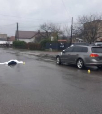 На Закарпатті автомобіль збив подружжя: жінка загинула
