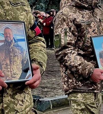 Пошли вместе защищать Украину: на Волыни попрощались с отцом и сыном