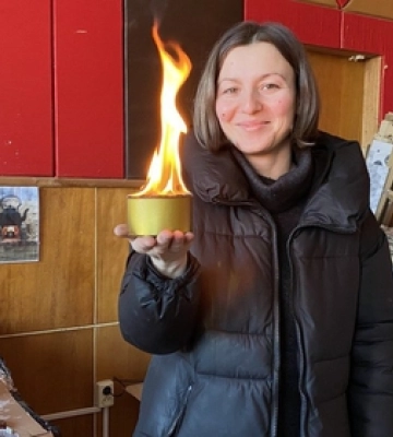 У Луцьку дружина військового виготовила понад три тисячі окопних свічок (фото, відео)