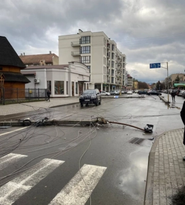В Ужгороді на людей та автомобілі впали кілька електричних стовпів (ФОТО)