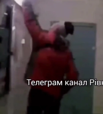 Хлопці у Рівному ходять по під’їздах й крадуть лампочки (ВІДЕО)