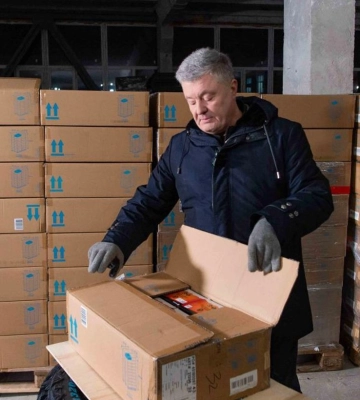 Порошенко заявил, что готовит срочный груз на фронт