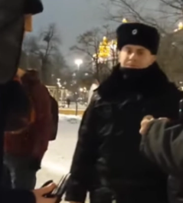Вышли единицы: фото и видео задержаний в Москве у стихийного мемориала жертвам удара по Днепру