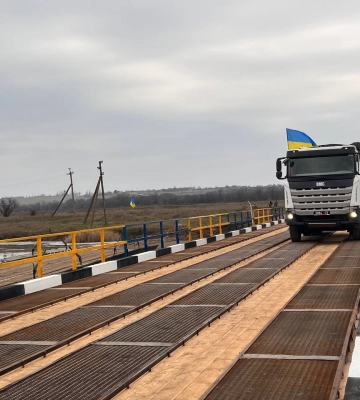 Біля деокупованої Снігурівкою відкрили тимчасовий міст через Інгулець замість зруйнованого (ФОТО)