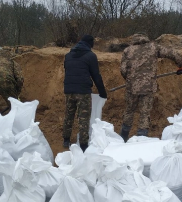 На Волині учасники добровольчого формування будують оборонні споруди
