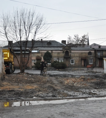 У Старому місті Луцька демонтують ще один гараж