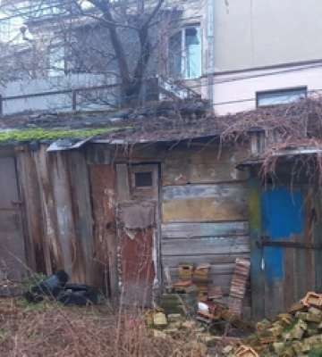 У Луцьку демонтують «сарай» недалеко від міської ради 
