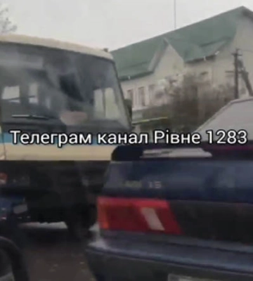 На Рівненщині маршрутка потрапила у ДТП (ВІДЕО)