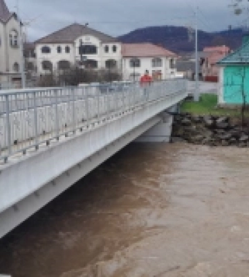 У Сваляві рівень води у річках піднявся до критичного рівня. ВІДЕО