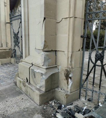 Назвали попередню вартість відновлення брами Личаківського кладовища, яку розтрощив водій авто