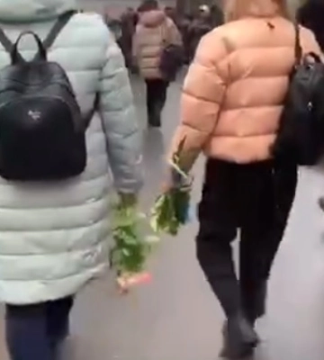 Украинцы несут цветы на место трагедии в Броварах
