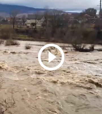 У Сваляві рівень води у річках піднявся до критичного рівня. ВІДЕО