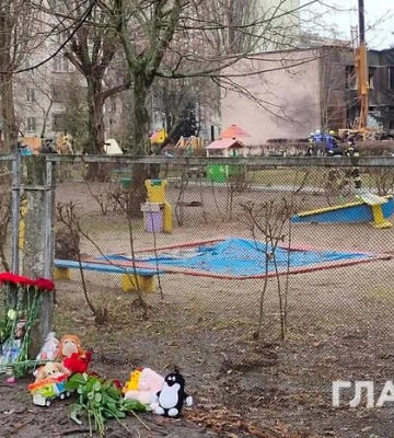 «Страшно заходити у чат дитсадочка». Що відбувається на місці трагедії у Броварах