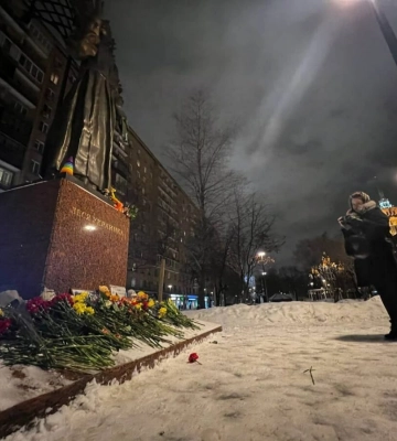У російських містах з’явилися стихійні меморіали на пам’ять про жертв удару РФ по Дніпру