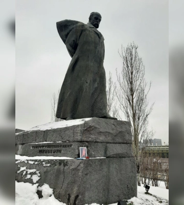 Ракетный удар по Днепру: в городах России начали массово появляться стихийные мемориалы 