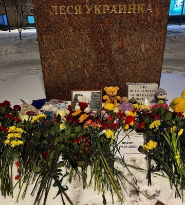 У російських містах з’явилися стихійні меморіали на пам’ять про жертв удару РФ по Дніпру