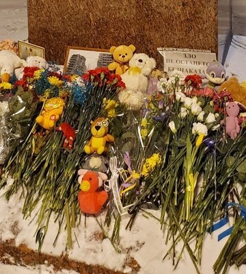 У російських містах з’явилися стихійні меморіали на пам’ять про жертв удару РФ по Дніпру