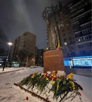 Ракетний удар по Дніпру: у росії створили стихійні меморіали, - ФОТО