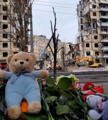«Допомагали армії»: у Дніпрі попрощалися із подружжям та двома подругами, загиблими від удару російської ракети