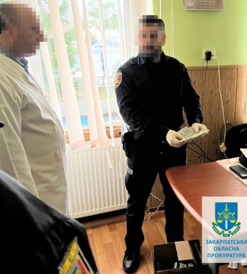 Вимагання та одержання хабаря за виготовлення медичної документації – на Тячівщині підозрюють лікаря