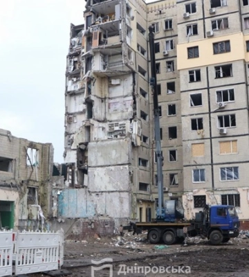 У житловий будинок, в який 14 січня влучила ракета, повертають воду, тепло та світло
