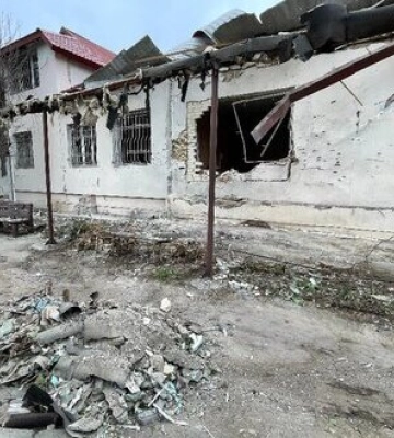 Рашисти били із артилерії та РСЗВ по Херсонщині. В обласному центрі снаряди поцілили в освітній заклад та житлові будинки