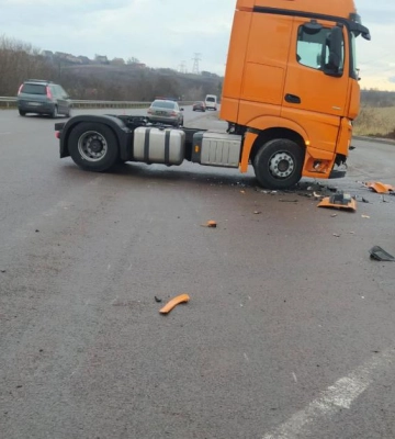 Біля рівного сталася ДТП за участю легковика та вантажівки