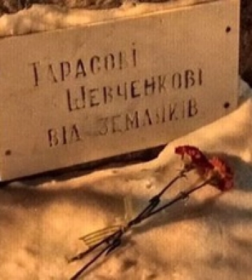 Людей затримують, квіти прибирають: у містах Росії з&#039;явилися стихійні меморіали після удару по Дніпру, фото