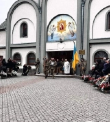 У Мукачеві попрощалися із загиблим Героєм Дмитром Савченком