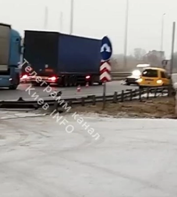 Все из-за гололеда: под Киевом на трассе произошло масштабное ДТП - видео