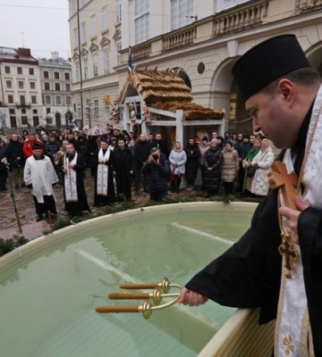У Львові на площі Ринок освятили 1500 літрів води: можна зачерпнути