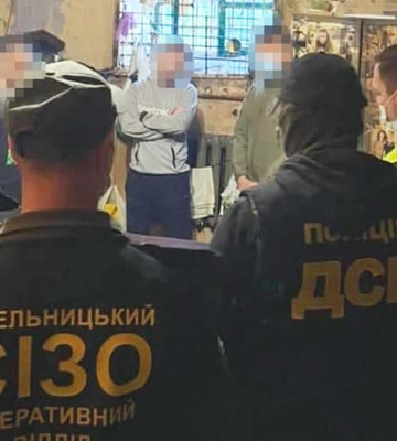 На Хмельниччині чоловік організував схему постачання наркотиків до СІЗО