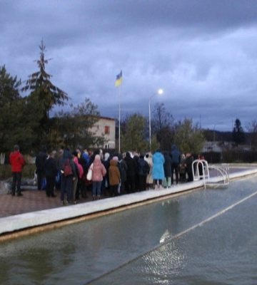 Сьогодні Водохреще: повсюдно на водоймах, річках та озерах проходять церемонії освячення цілющої води