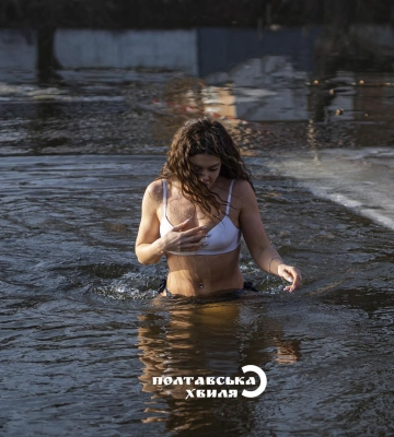 З гарячим чаєм і під звуки сирен: як полтавці купалися на Водохреще 