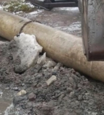 У Рокитному борються з дощовою водою біля будинків
