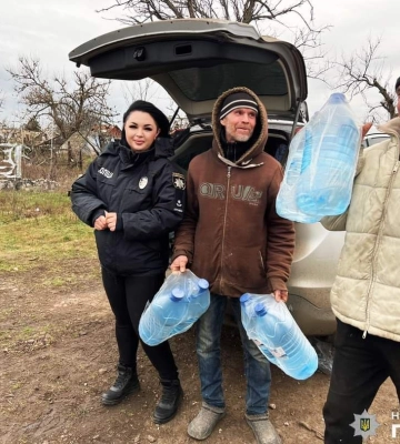 Поліцейські надали допомогу волонтерам, які привезли жителям області гуманітарну допомогу