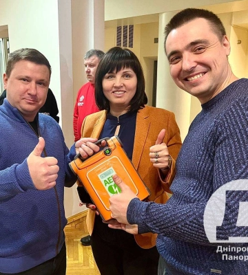 Допомога з усього світу: ЦНАПи Дніпра отримали дефібрилятори від посольства Швейцарії