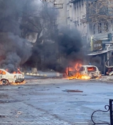 Житлові масиви Херсона опинилися під обстрілами: в одній із багатоповерхівок сталося пожежа