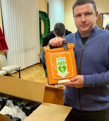 Допомога з усього світу: ЦНАПи Дніпра отримали дефібрилятори від посольства Швейцарії