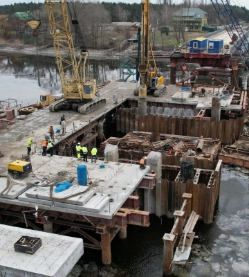 На Полтавщині дорожники цілодобово лагодять 214-метровий міст через Сулу (ФОТО)