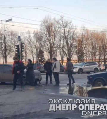 На Січеславській Набережній у Дніпрі зіткнулися два ВАЗи: є постраждала