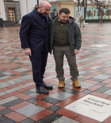 Президент Европейского Совета получил именную табличку на Аллее смелости в Киеве