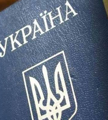 На Полтавщині чоловік вклеїв фото у знайдений паспорт та користувався ним