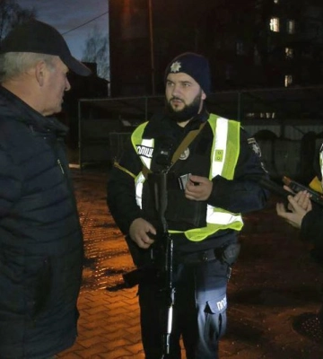 У Луцьку поліцейські штрафують пішоходів без світловідбивачів