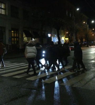 У Луцьку патрульні штрафують пішоходів, які не мають світловідбивачів