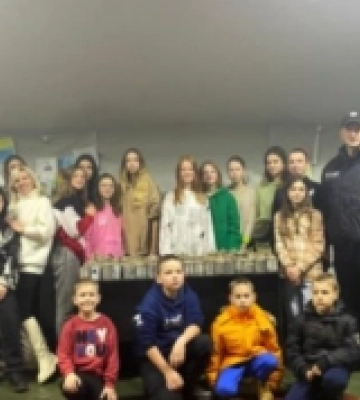 У Сарнах діти виготовили майже 200 окопних свічок